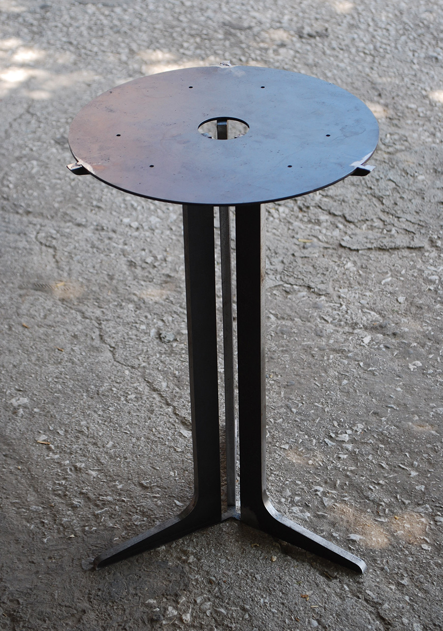 Μεταλλικό τραπέζι