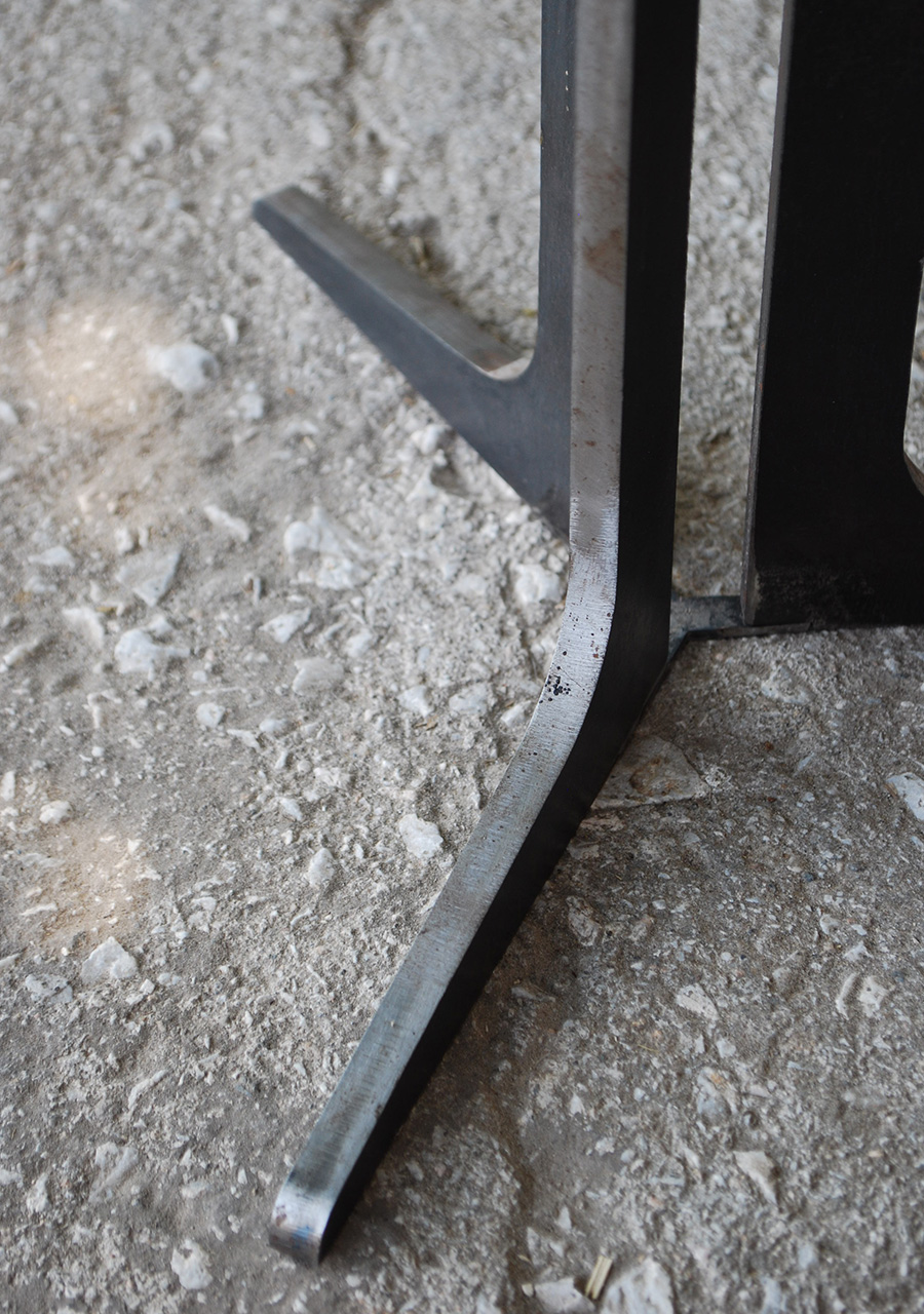 Μεταλλικό τραπέζι λεπτομέρεια